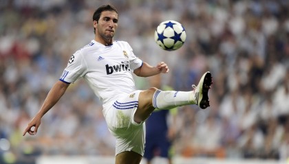 开云体育在线-新赛季揭幕战，F1引擎轰鸣与CBA狂胜背后的体育变革密码