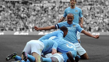 开云体育在线-蓝鹰之喙啄碎东瀛幻梦，红军队长铁腕主宰欧冠之夜