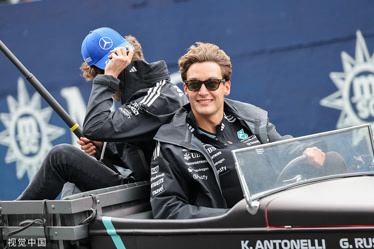 红牛车队完胜阿斯顿马丁,拉塞尔扛起全队 红牛车队完胜阿斯顿马丁,拉塞尔扛起全队