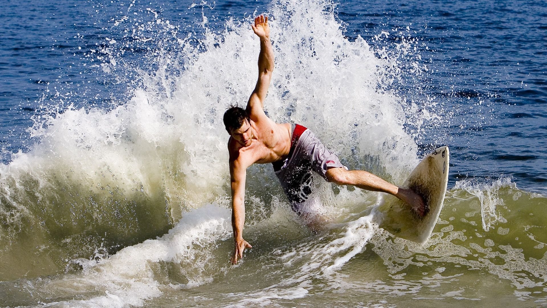 当沉默的雄鹿撞上咆哮的灰熊，伦纳德在寂静中完成终极接管