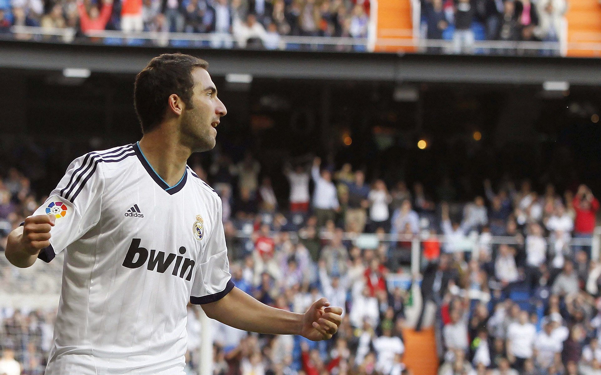 引擎轰鸣与绿茵狂想，当F1街道赛焦点战遇见莱比锡红牛的芬兰凯旋