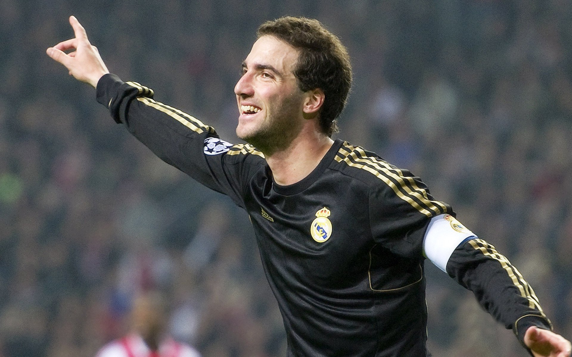 阿什拉夫爆发，巴黎巅峰对决，胜出的是伊朗足球的百年孤寂